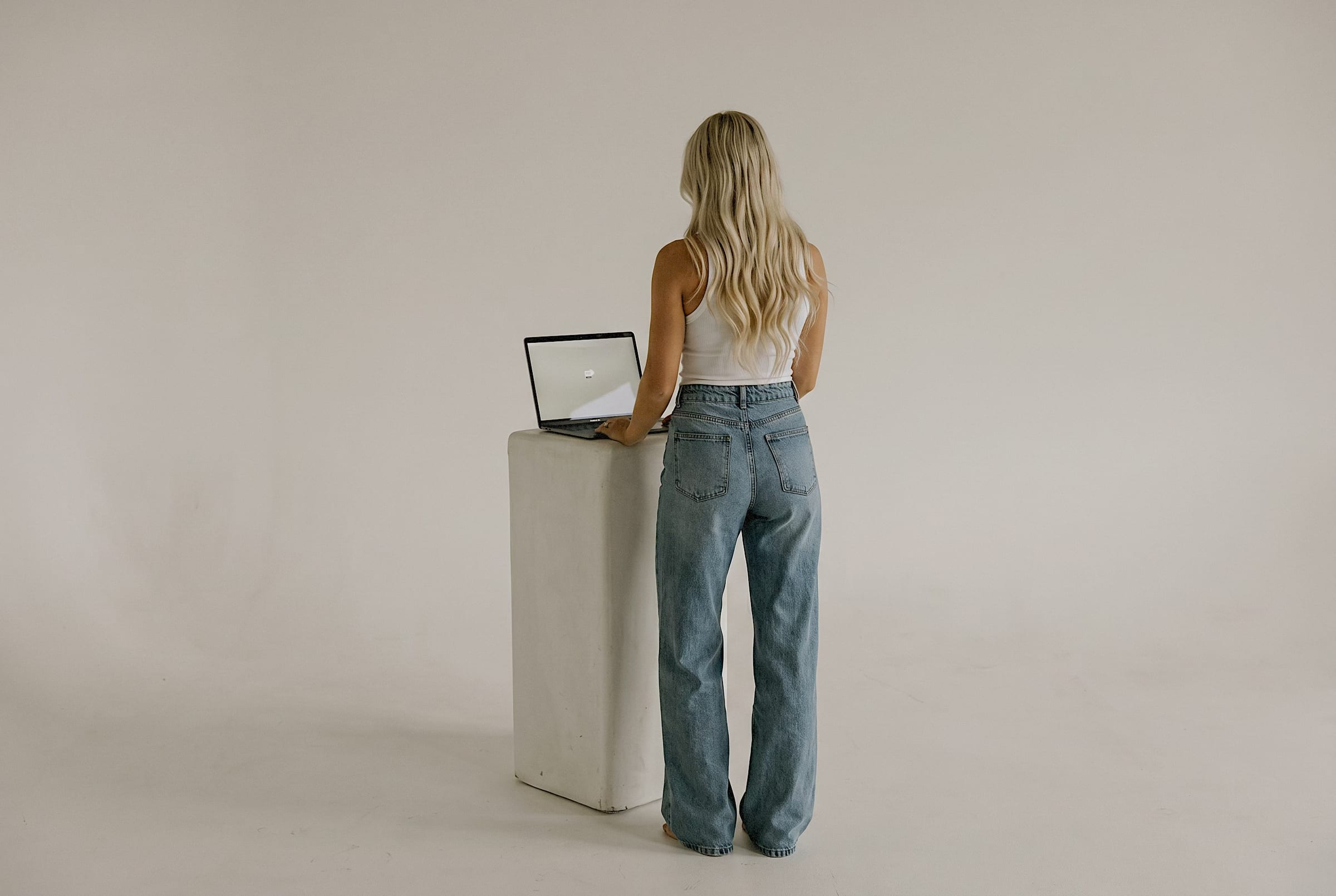 auré — woman working on a laptop in a calm studio space